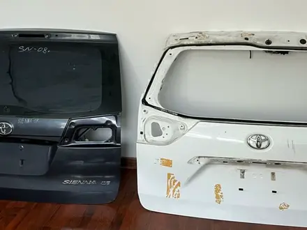 Крышка багажника в сборе (со стеклом) Toyota Sienna 08г б/у оригинал за 350 000 тг. в Алматы – фото 2