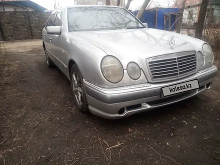 Mercedes-Benz E 240 1997 года за 2 400 000 тг. в Усть-Каменогорск – фото 4