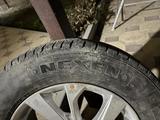 Шины Nexen и в комплекте с оригинальными дисками от Hyundai Tucson за 280 000 тг. в Алматы – фото 5