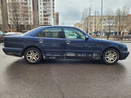 Mercedes-Benz E 240 2000 года за 2 900 000 тг. в Астана