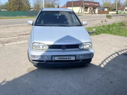 Volkswagen Golf 1997 года за 2 770 000 тг. в Алматы – фото 2
