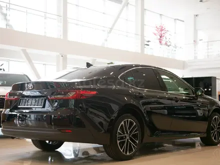 Toyota Camry Luxe eCVT 2026 года за 26 190 000 тг. в Алматы – фото 3