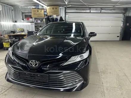 Toyota Camry 2019 года за 13 900 000 тг. в Алматы – фото 2