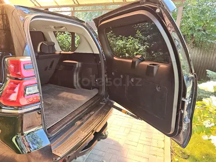 Toyota Land Cruiser Prado 2022 года за 25 700 000 тг. в Актобе – фото 21