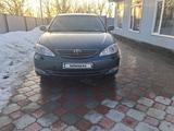 Toyota Camry 2004 года за 4 000 000 тг. в Актобе – фото 2