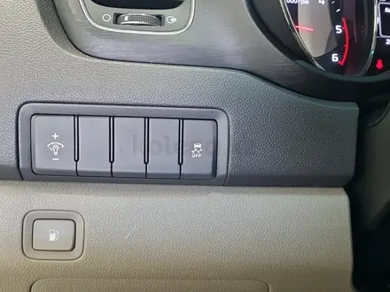 Kia Carnival 2015 года за 9 180 000 тг. в Алматы – фото 17