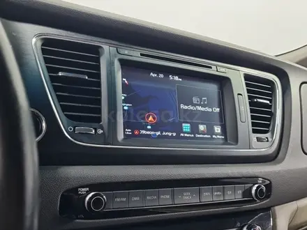 Kia Carnival 2015 года за 9 180 000 тг. в Алматы – фото 20
