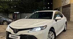 Toyota Camry 2019 года за 13 800 000 тг. в Астана – фото 2