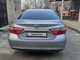 Toyota Camry 2015 года за 9 800 000 тг. в Шымкент – фото 2