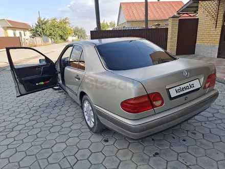 Mercedes-Benz E 230 1998 года за 3 000 000 тг. в Семей – фото 4