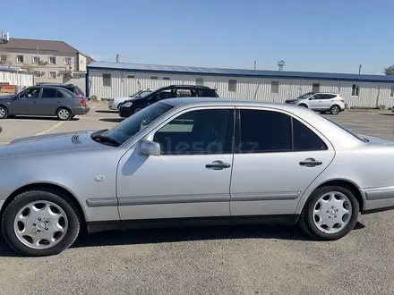 Mercedes-Benz E 320 1997 года за 3 600 000 тг. в Атырау – фото 2