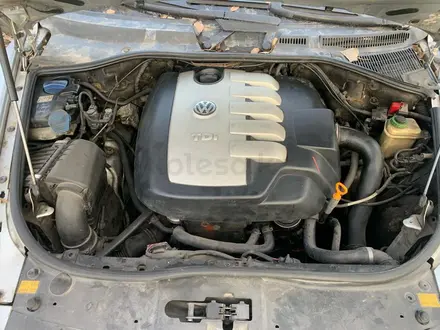 Volkswagen Touareg 2005 года за 3 500 000 тг. в Алматы – фото 17