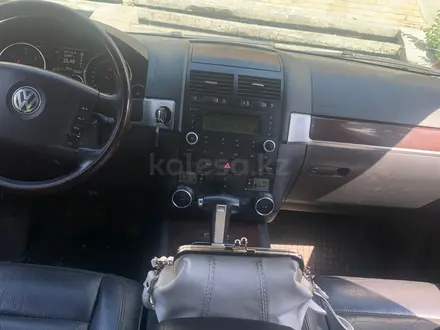 Volkswagen Touareg 2005 года за 3 500 000 тг. в Алматы – фото 20