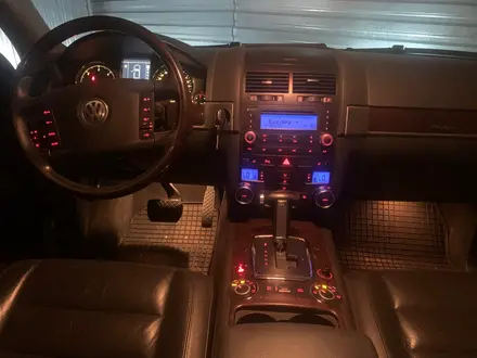 Volkswagen Touareg 2005 года за 3 500 000 тг. в Алматы – фото 23