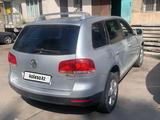 Volkswagen Touareg 2005 года за 3 700 000 тг. в Алматы – фото 2