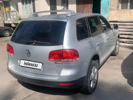 Volkswagen Touareg 2005 года за 3 500 000 тг. в Алматы – фото 2