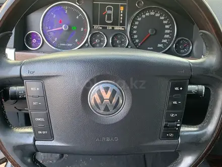 Volkswagen Touareg 2005 года за 3 500 000 тг. в Алматы – фото 7