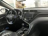 Toyota Camry 2018 годаfor13 700 000 тг. в Астана – фото 2