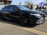 Toyota Camry 2020 года за 13 900 000 тг. в Алматы