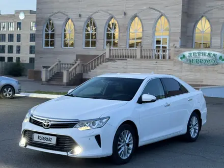 Toyota Camry 2015 года за 11 500 000 тг. в Уральск – фото 2