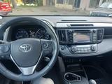 Toyota RAV4 2018 года за 8 000 000 тг. в Атырау