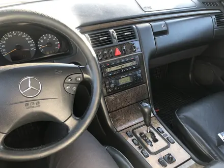 Mercedes-Benz E 320 1999 года за 4 400 000 тг. в Атырау – фото 3