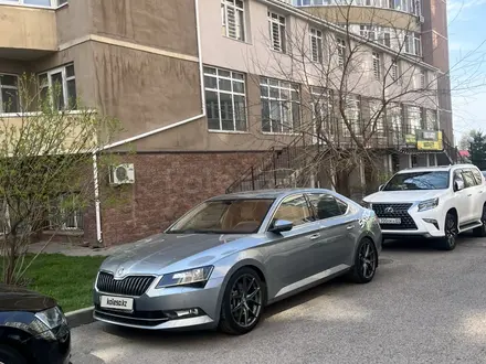 Skoda Superb 2019 года за 15 500 000 тг. в Алматы – фото 30