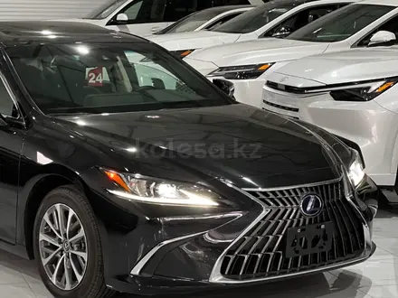 Lexus ES 300h 2022 года за 29 000 000 тг. в Астана – фото 2