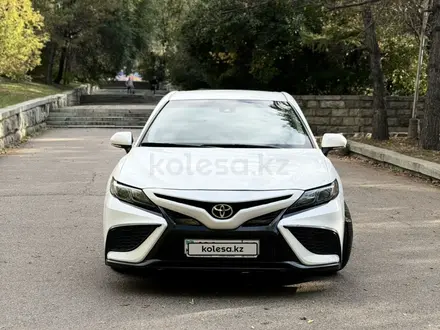 Toyota Camry 2022 года за 12 550 000 тг. в Алматы – фото 2