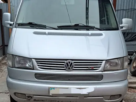 Volkswagen Caravelle 2000 года за 7 500 000 тг. в Астана