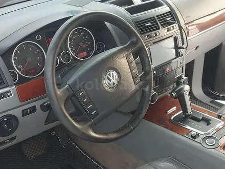 Volkswagen Touareg 2004 года за 5 200 000 тг. в Есиль – фото 11