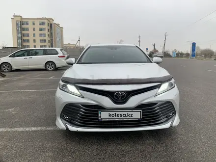 Toyota Camry 2018 года за 13 000 000 тг. в Шымкент – фото 2