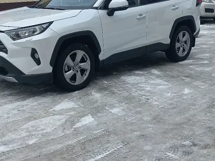 Toyota RAV4 2020 года за 14 990 000 тг. в Усть-Каменогорск – фото 2