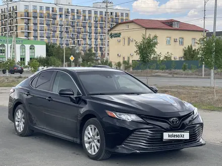 Toyota Camry 2019 года за 10 900 000 тг. в Атырау – фото 2