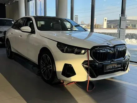 BMW 530 XDrive 2025 года за 48 500 000 тг. в Уральск – фото 4