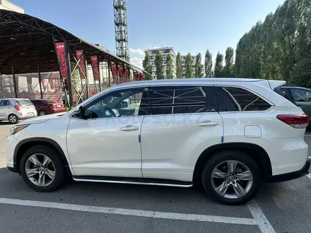 Toyota Highlander 2018 года за 13 600 000 тг. в Алматы – фото 3