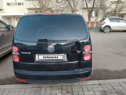 Volkswagen Touran 2009 года за 3 800 000 тг. в Астана – фото 3