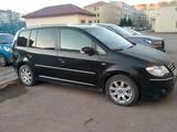 Volkswagen Touran 2009 года за 3 800 000 тг. в Астана – фото 4