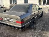 Mercedes-Benz E 260 1990 года за 800 000 тг. в Караганда – фото 2