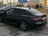 Toyota Camry 2023 годаfor13 900 000 тг. в Атырау – фото 4