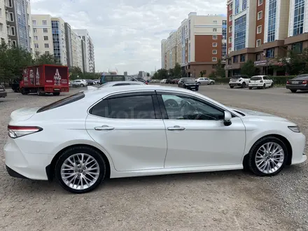 Toyota Camry 2019 года за 17 500 000 тг. в Астана – фото 3