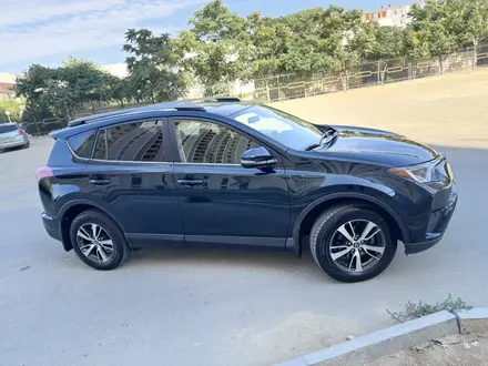 Toyota RAV4 2018 года за 9 500 000 тг. в Актау – фото 3