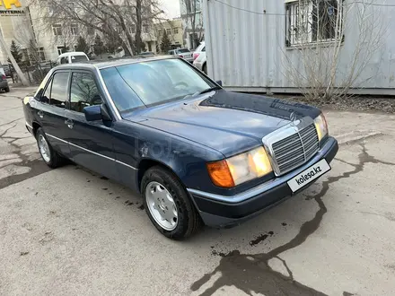 Mercedes-Benz E 200 1993 года за 2 800 000 тг. в Астана – фото 2