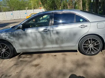 Toyota Camry 2007 года за 5 500 000 тг. в Актобе – фото 2