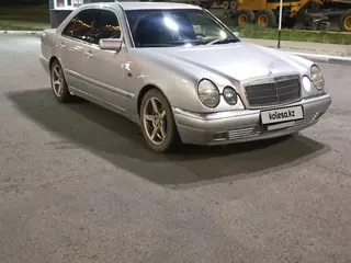 Mercedes-Benz E 230