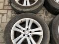 Оригинальные диски R18 с летней резиной за 200 000 тг. в Алматы – фото 2