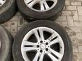 Оригинальные диски R18 с летней резиной за 200 000 тг. в Алматы – фото 3