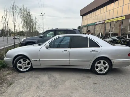 Mercedes-Benz E 320 2000 года за 4 000 000 тг. в Шымкент – фото 2