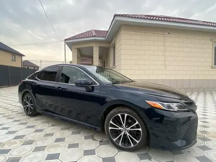 Toyota Camry 2018 года за 9 750 000 тг. в Алматы – фото 2