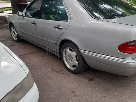 Mercedes-Benz E 280 1999 года за 3 000 000 тг. в Алматы – фото 2